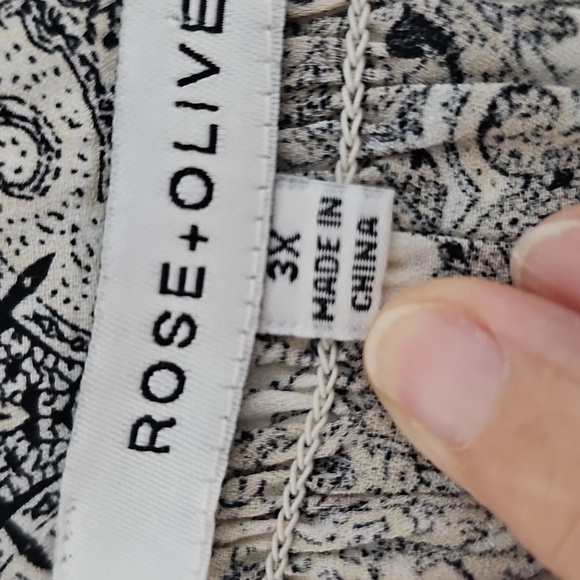 Rose & Olive Black And White Floral Print Women's Top. Size 3X. Covered Buttons. - Picture 5 of 9